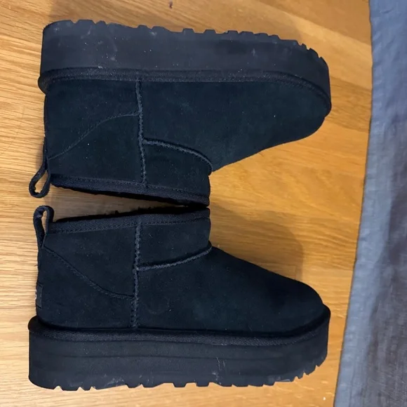 Uggs - Picture 3 of 4